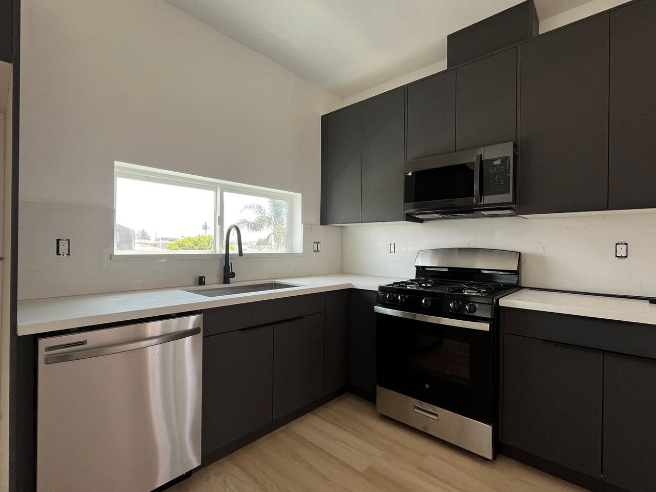 4900 Lennox Blvd - Photo 5 of 27