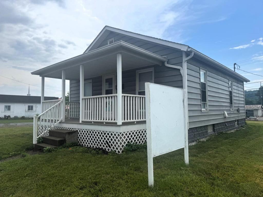 623 S 2nd St - Photo 3 of 11