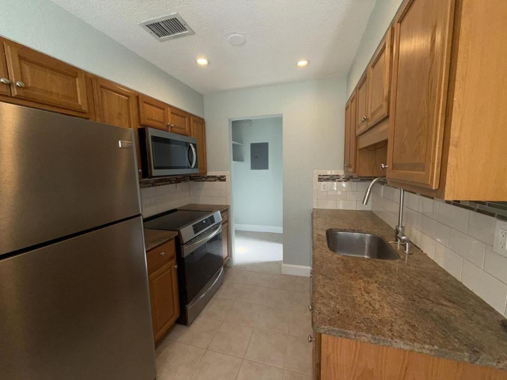 310 Oleander Pl Apt A - Photo 3 of 10