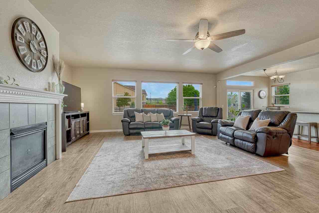 14707 Allegiance Dr - Photo 4 of 50