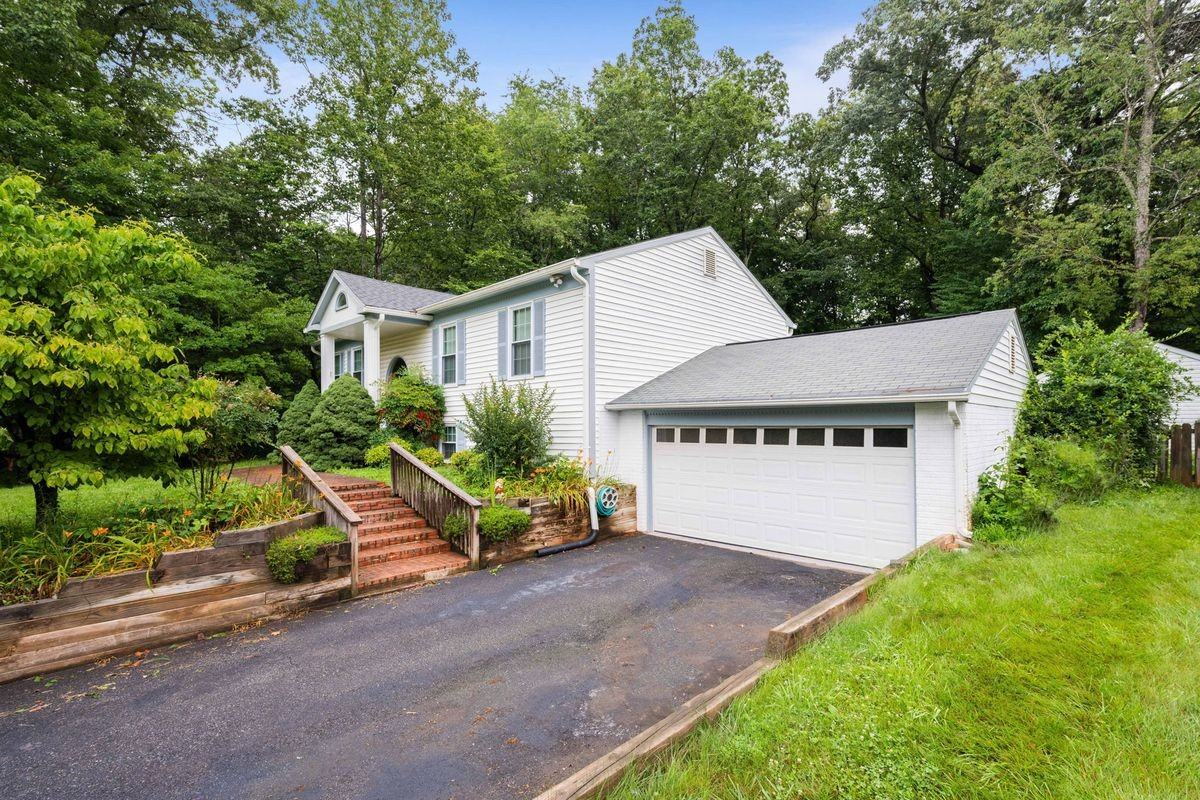 11821 Sinclair Ln - Photo 3 of 48