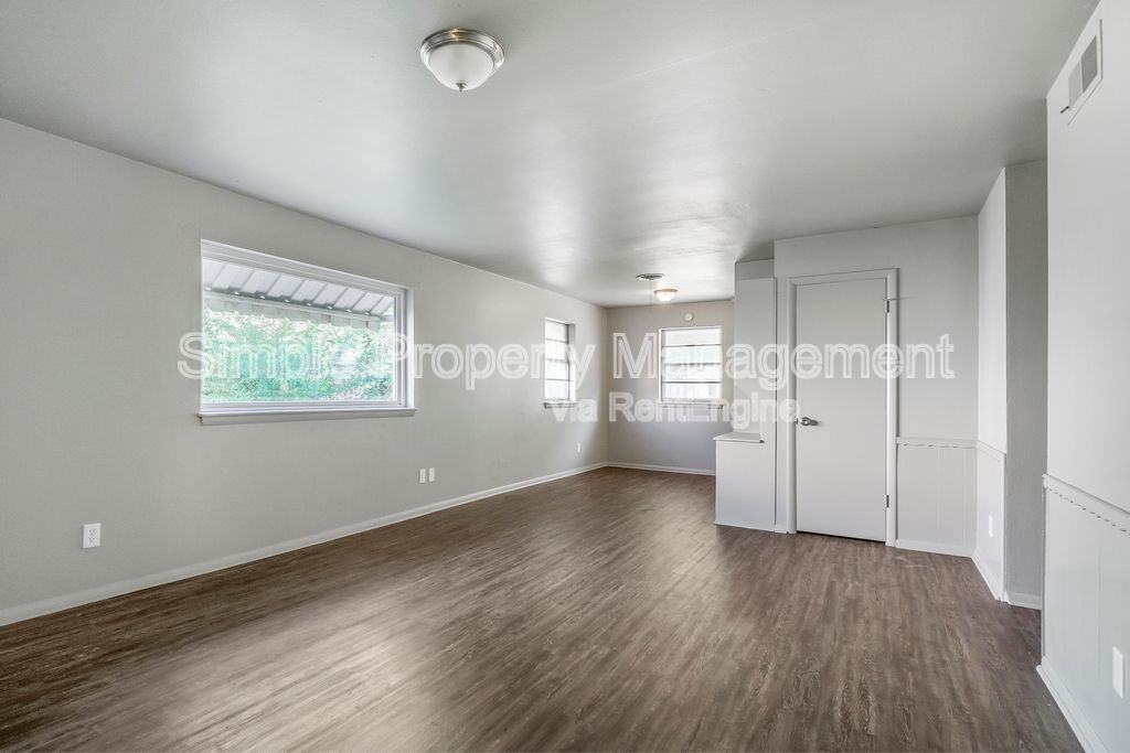 3221 Beechwood Dr - Photo 3 of 17