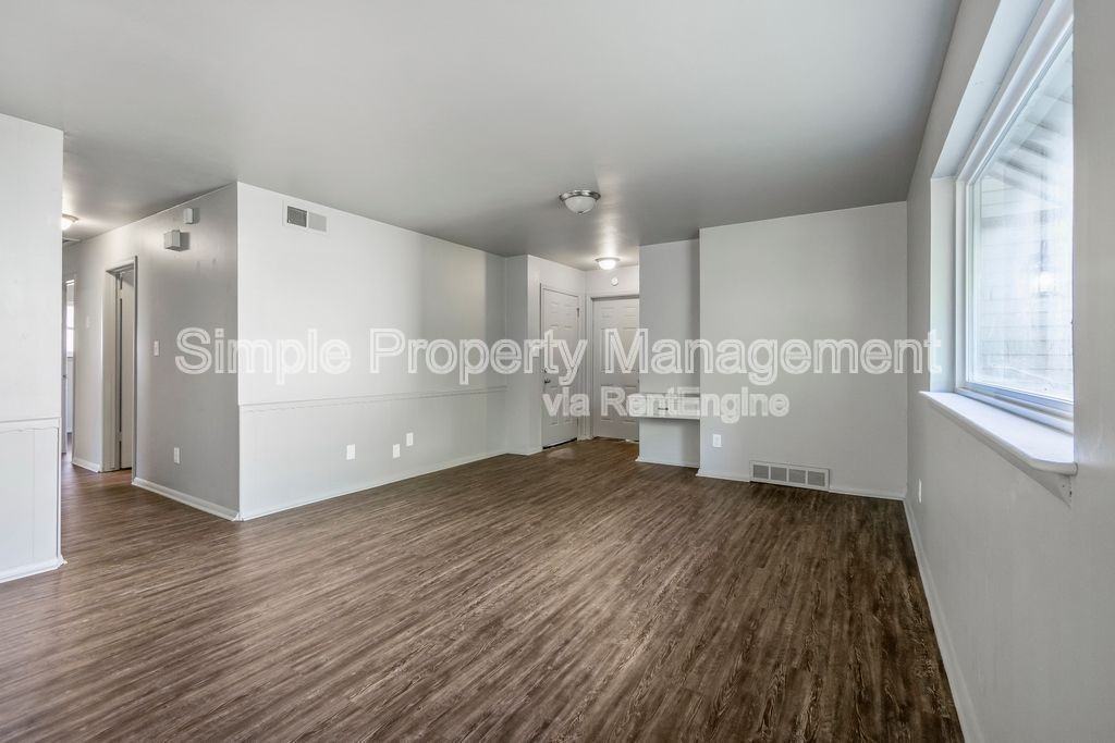 3221 Beechwood Dr - Photo 4 of 17