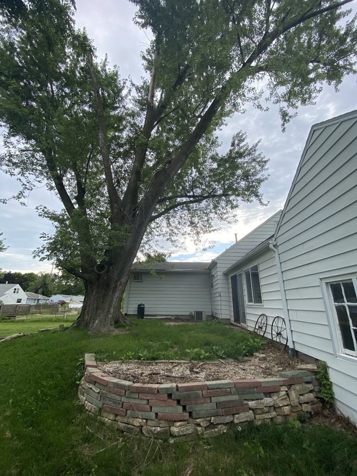 1215 34th St Ne - Photo 2 of 16