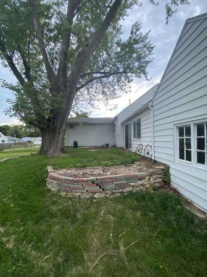1215 34th St Ne - Photo 3 of 16