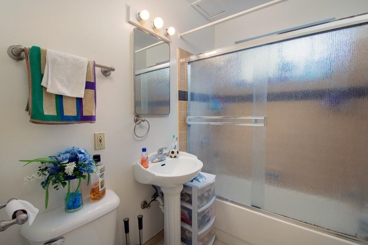 522 Barson St Apt D - Photo 2 of 3