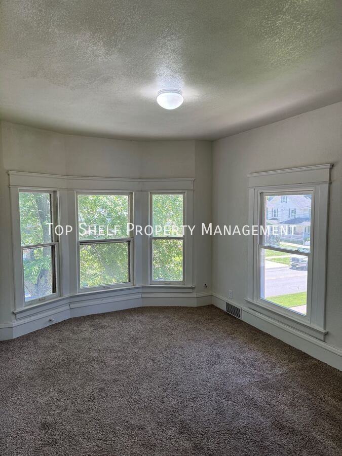 500 1st Ave W #4 - Photo 3 of 11