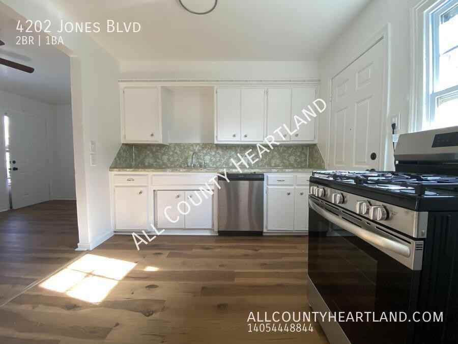 4202 Jones Blvd - Photo 3 of 12