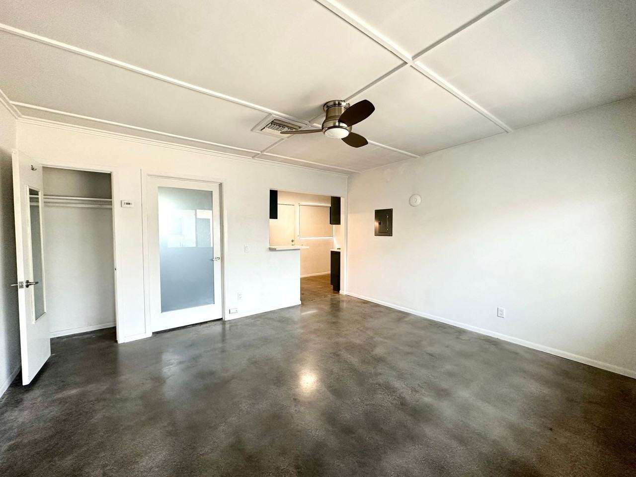 700 N Riverside Dr #7 - Photo 2 of 12