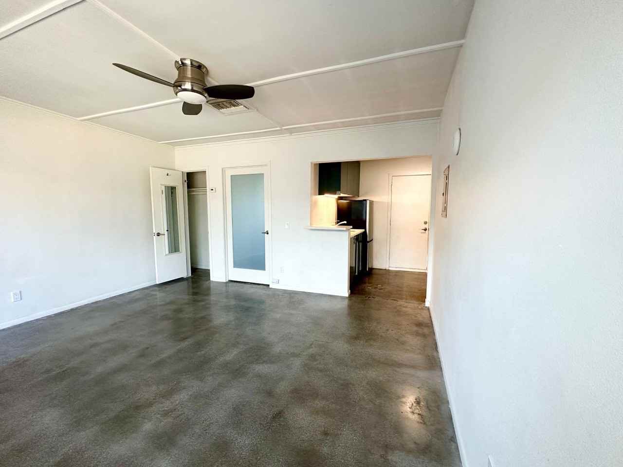 700 N Riverside Dr #7 - Photo 3 of 12