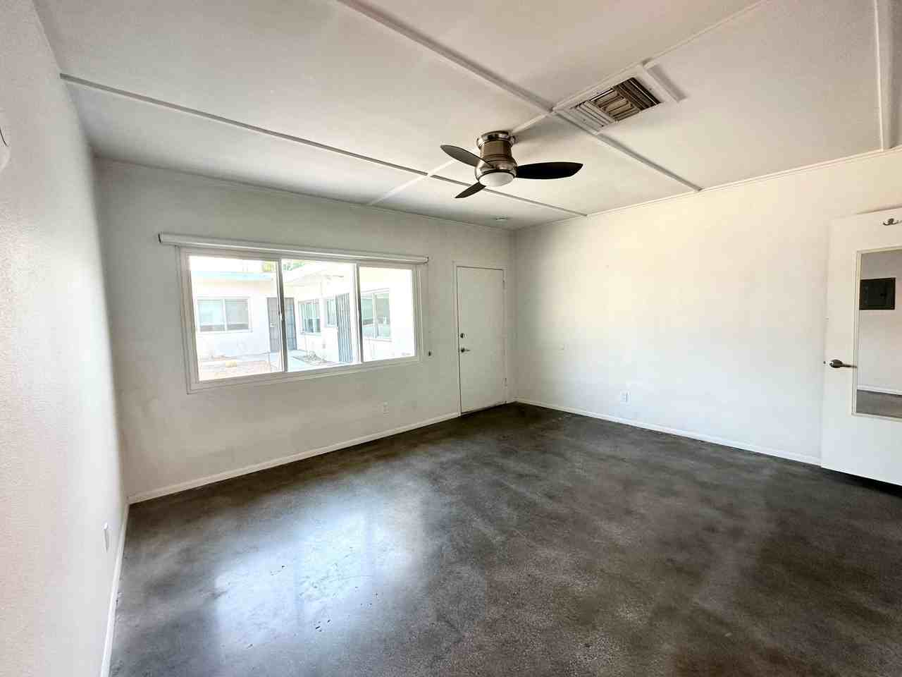 700 N Riverside Dr #7 - Photo 4 of 12