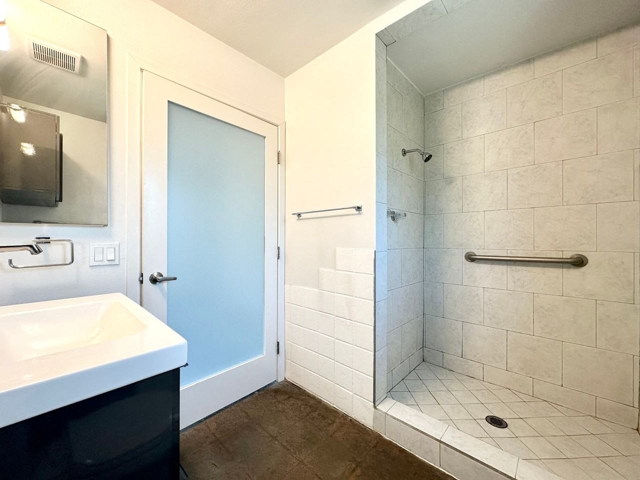 700 N Riverside Dr #7 - Photo 5 of 12