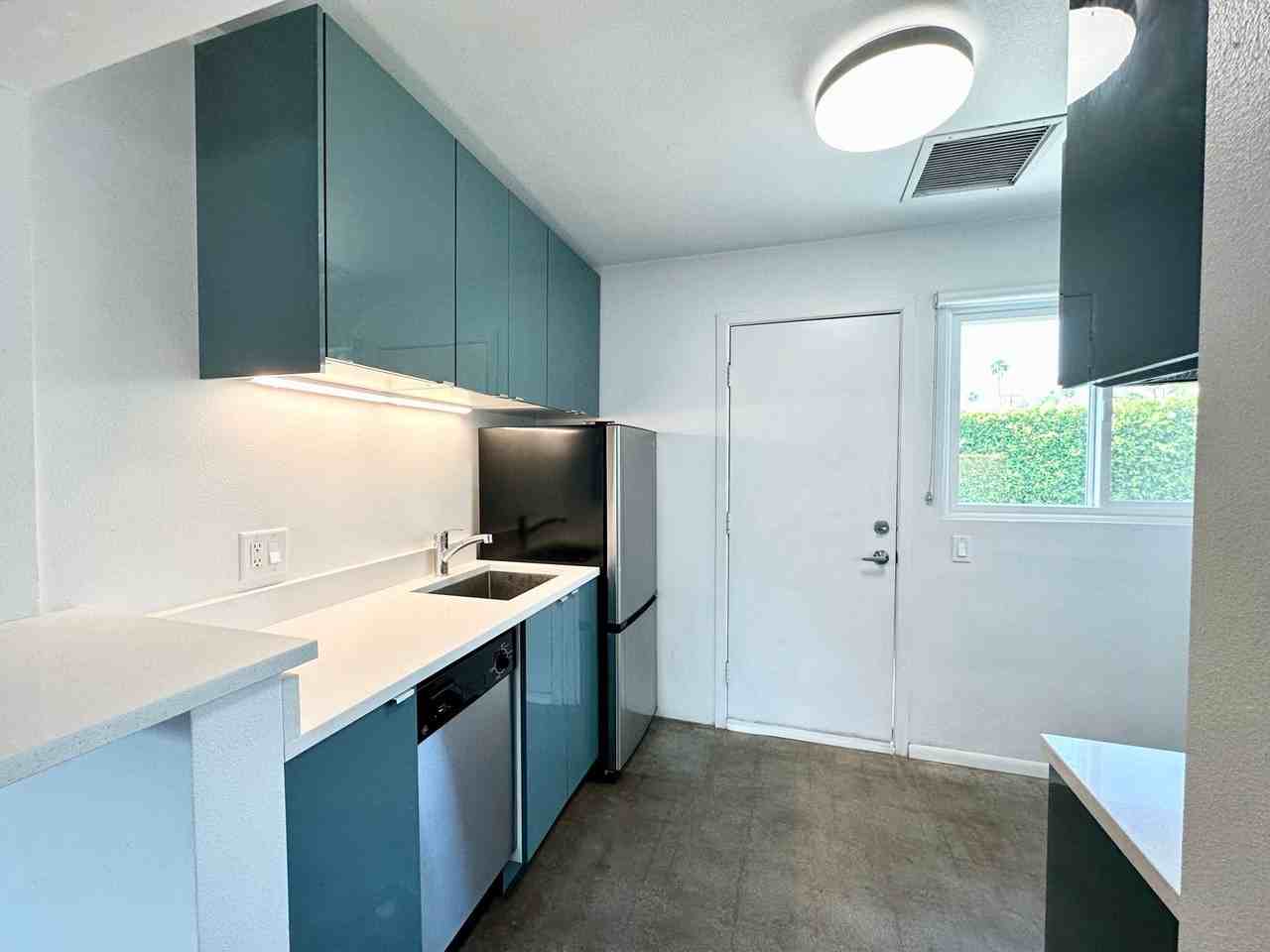 700 N Riverside Dr #7 - Photo 7 of 12