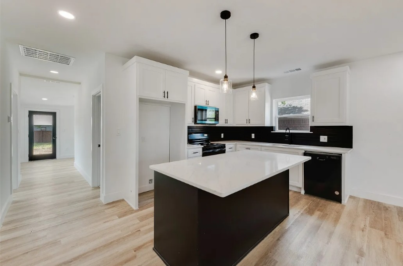 3503 Cornelia St - Photo 5 of 10