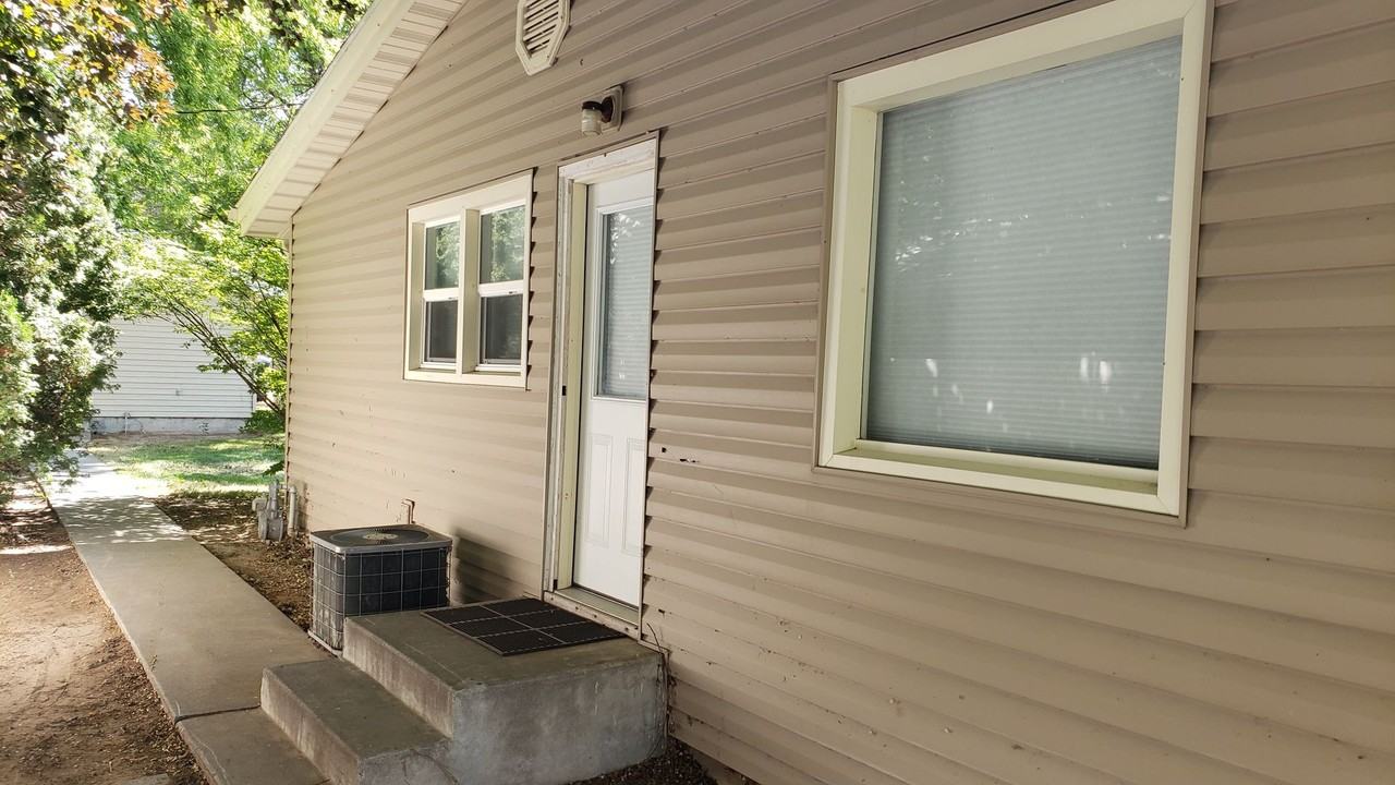 609 E Main St - Photo 2 of 35