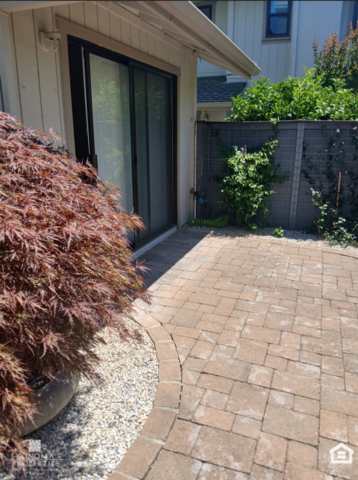 589 6th St W - Photo 3 of 20