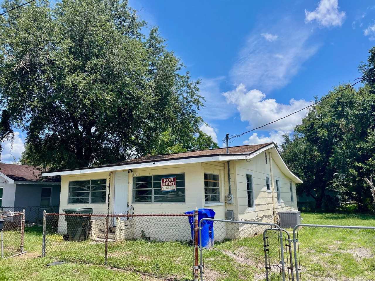 613 W 8th St - Photo 2 of 8