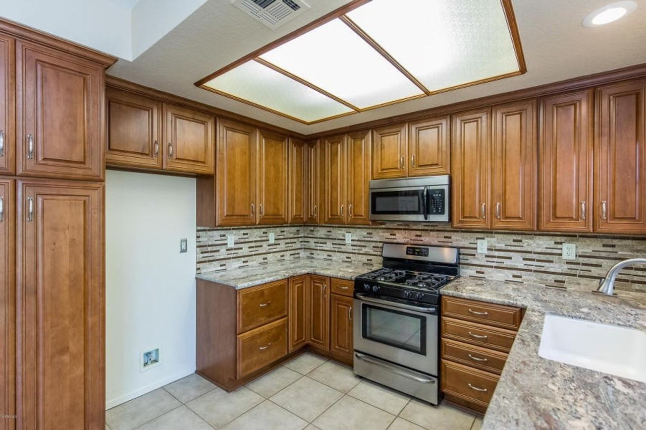 1040 Amberton Ln - Photo 4 of 29