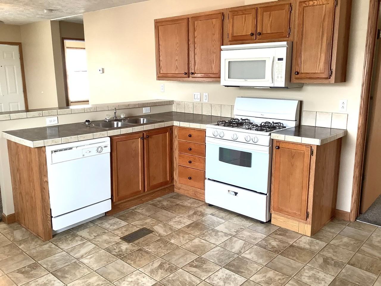 668 2nd Ave Se - Photo 3 of 11