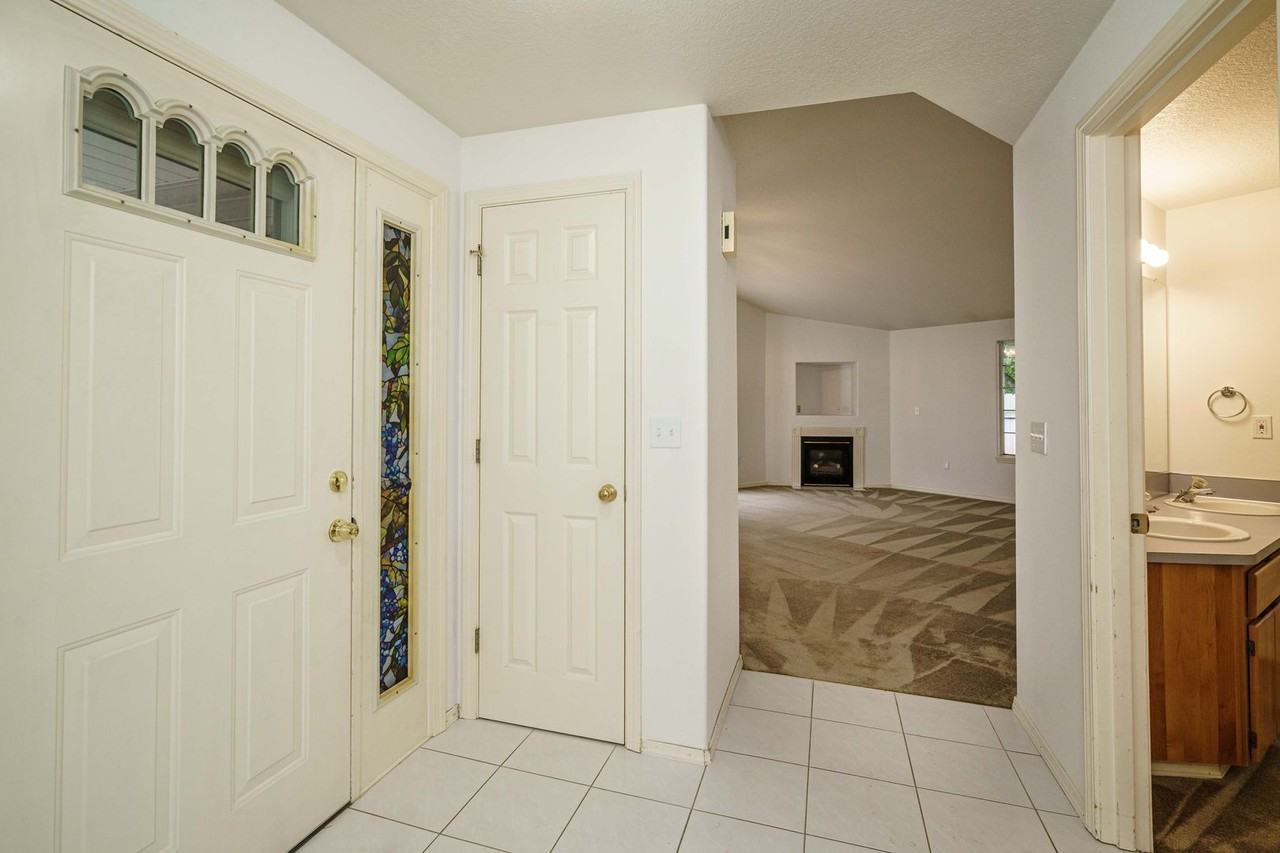 8417 Ne 55th St - Photo 3 of 32