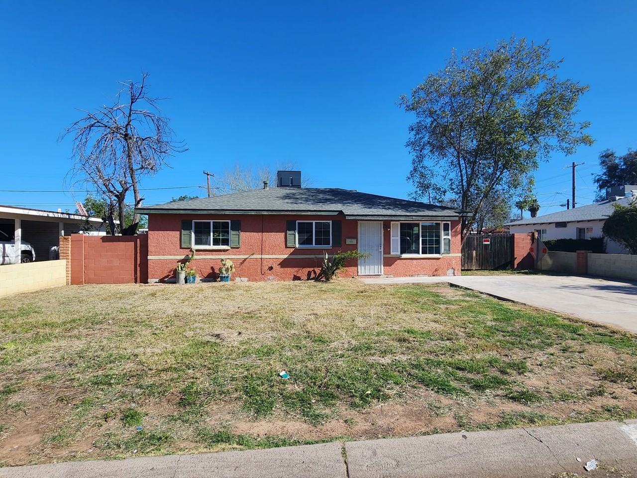 2732 W Luke Ave - Photo 2 of 11