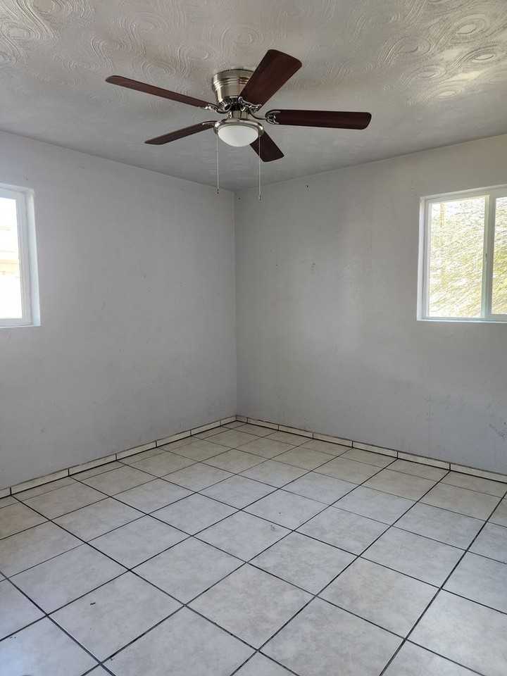 2732 W Luke Ave - Photo 4 of 11