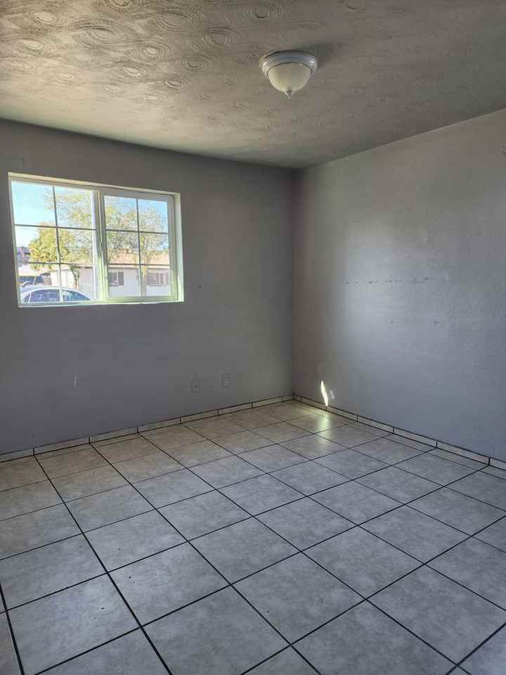 2732 W Luke Ave - Photo 5 of 11