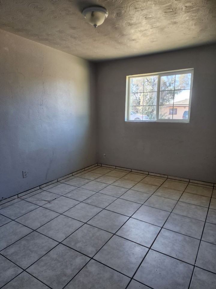 2732 W Luke Ave - Photo 6 of 11
