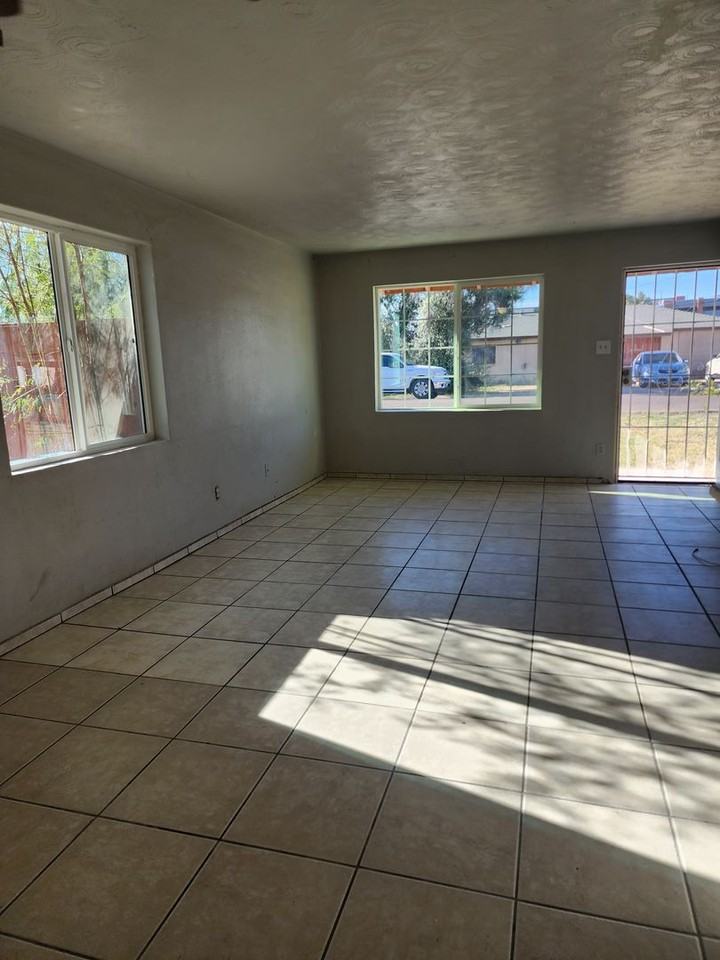 2732 W Luke Ave - Photo 7 of 11