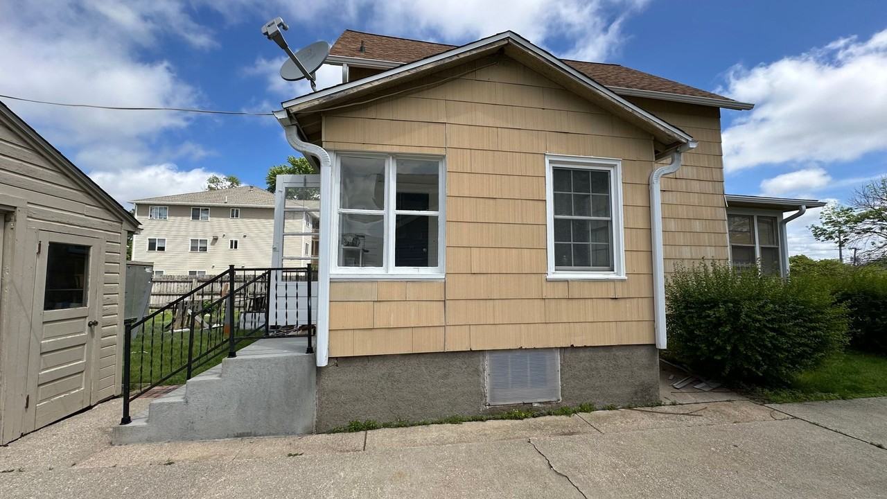 229 S Sherman Ave - Photo 3 of 6