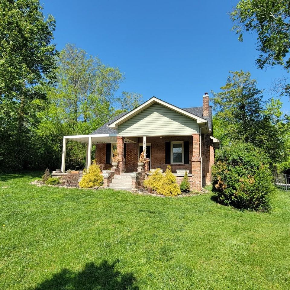 250 E Main St - Photo 2 of 25