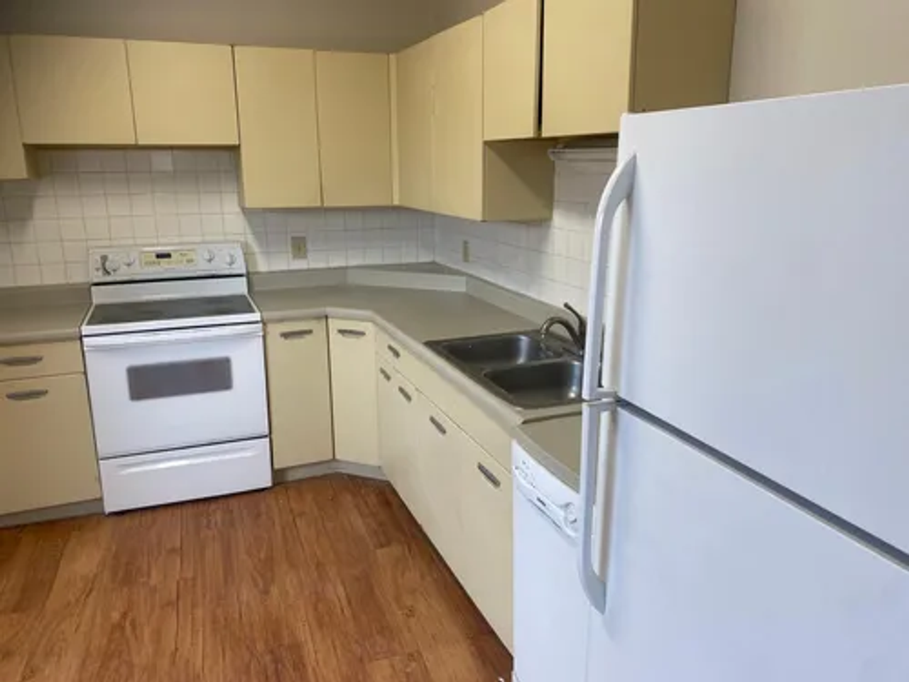 295 Laurel St Apt A - Photo 2 of 7