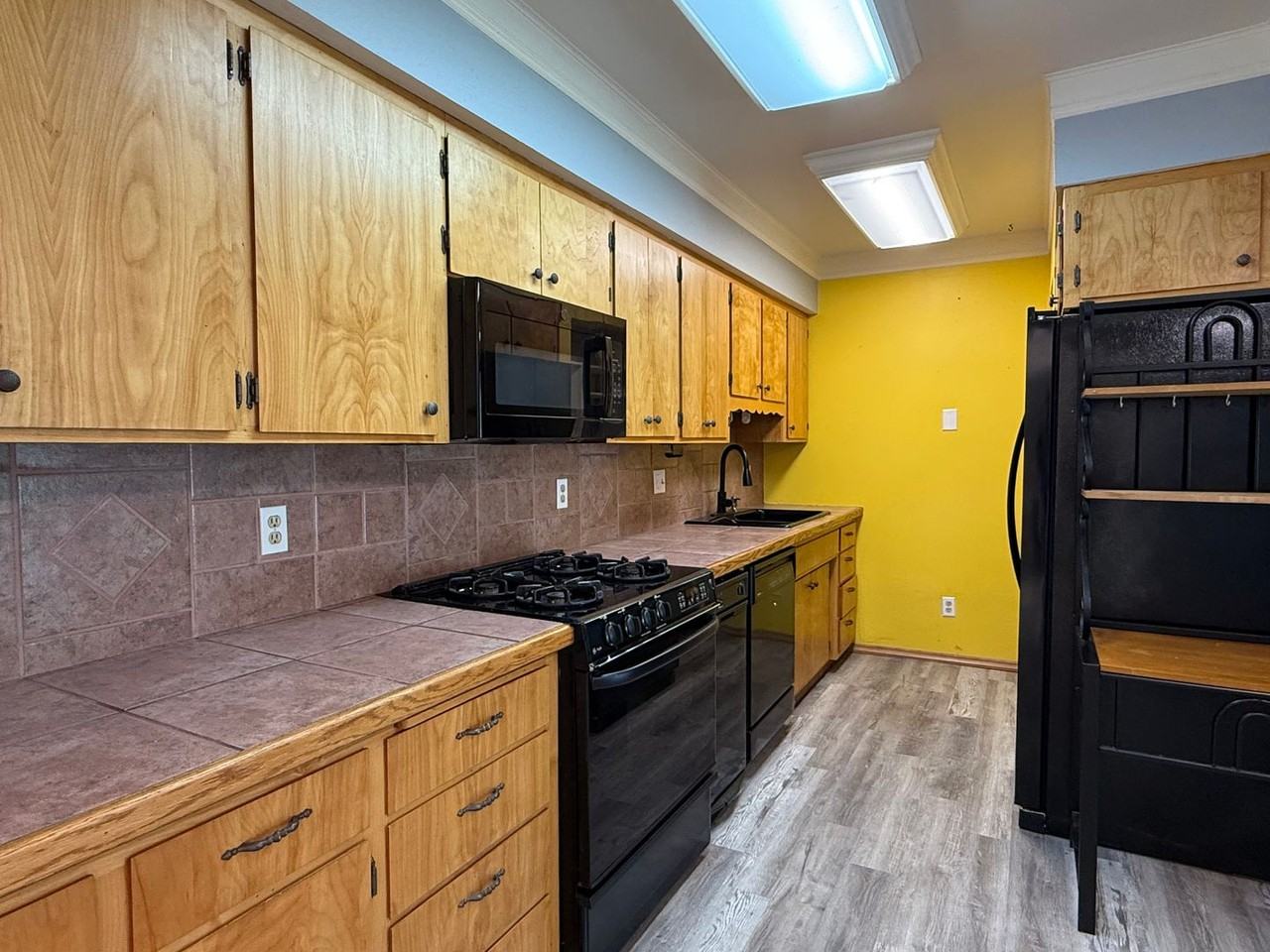 4909 N Adams St - Photo 3 of 21