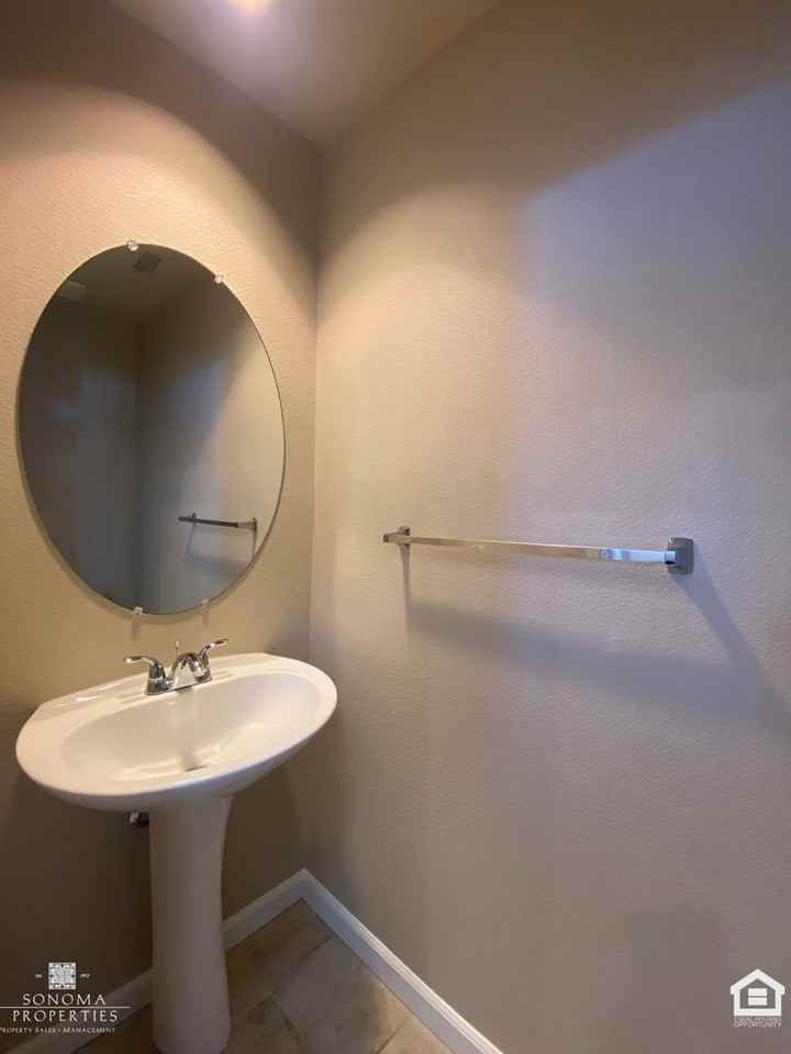 1217 Nash St - Photo 6 of 37