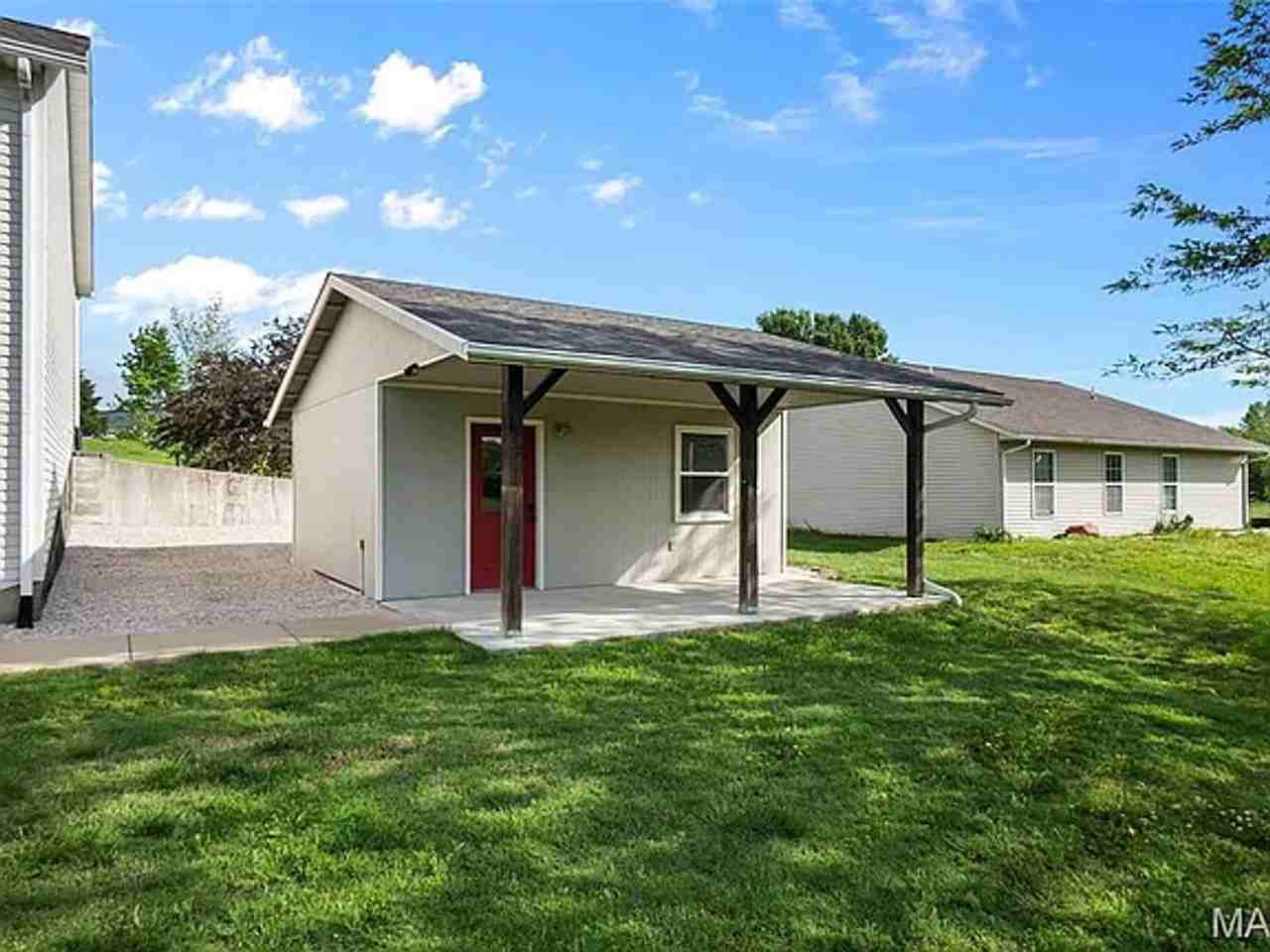 215 Stonewall Dr - Photo 3 of 10