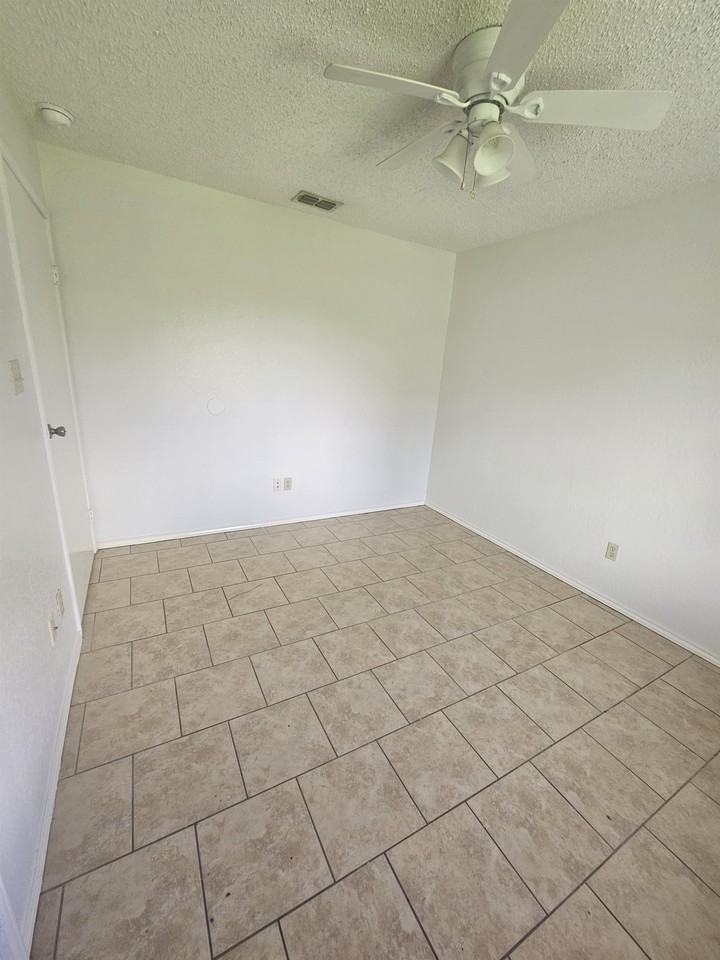 801 West Stubbs Street - Photo 5 of 8