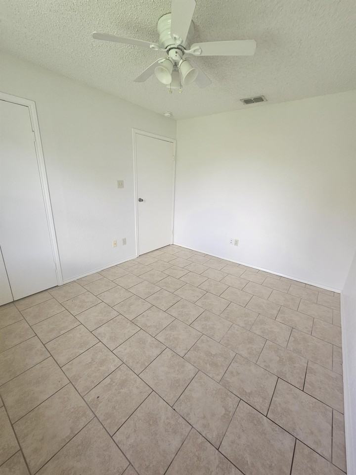 801 West Stubbs Street - Photo 6 of 8