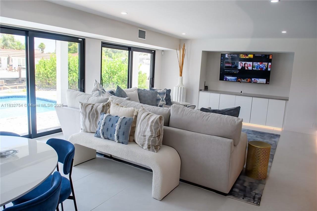 1240 Ne 27th Ter - Photo 4 of 50