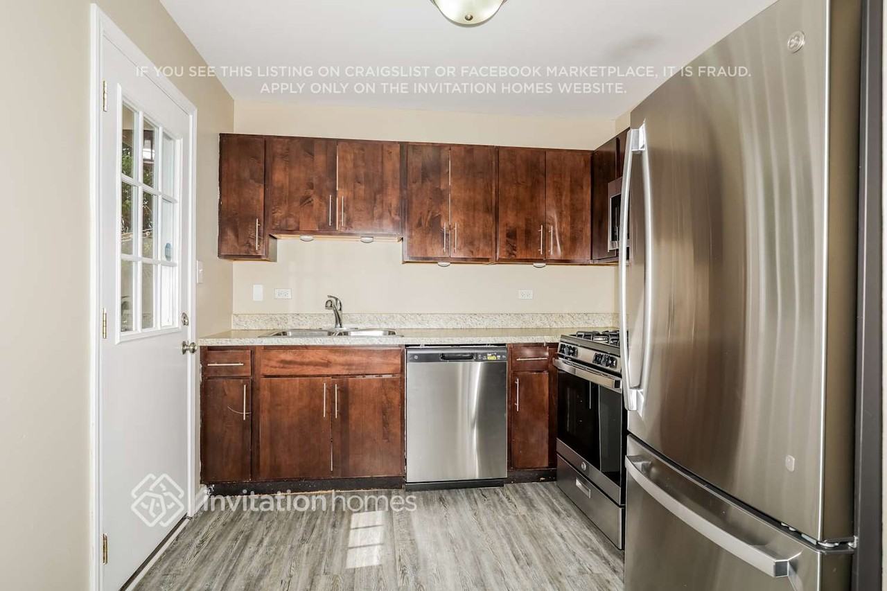 1381 Alberta Ct - Photo 5 of 15