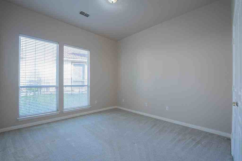 2909 Saratoga Dr - Photo 5 of 9