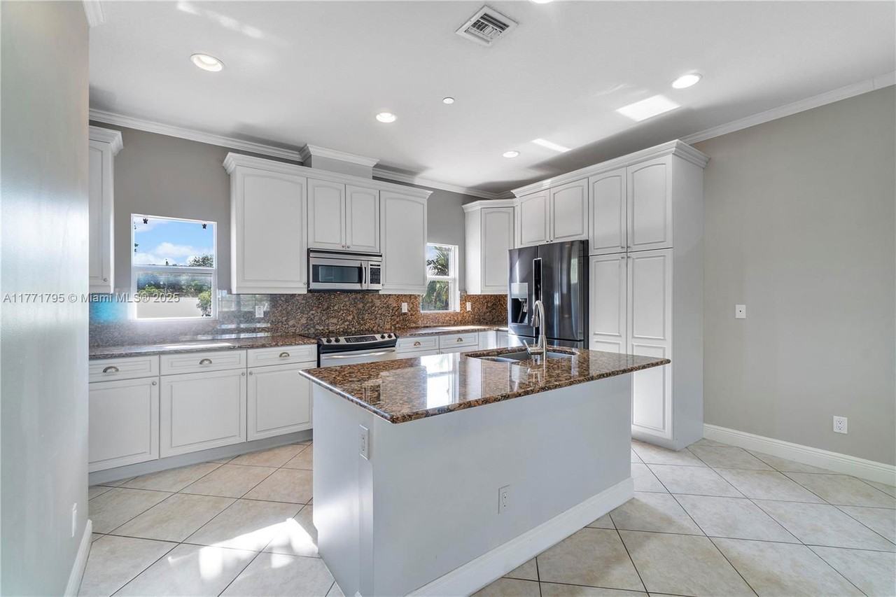 407 Se 13th St - Photo 2 of 8