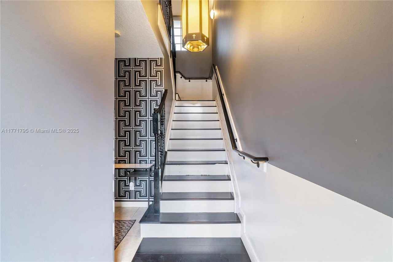 407 Se 13th St - Photo 3 of 8