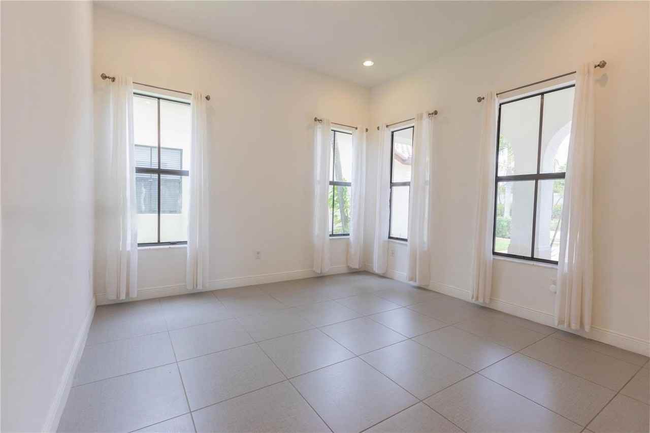 Nw 82nd Dr - Photo 6 of 8