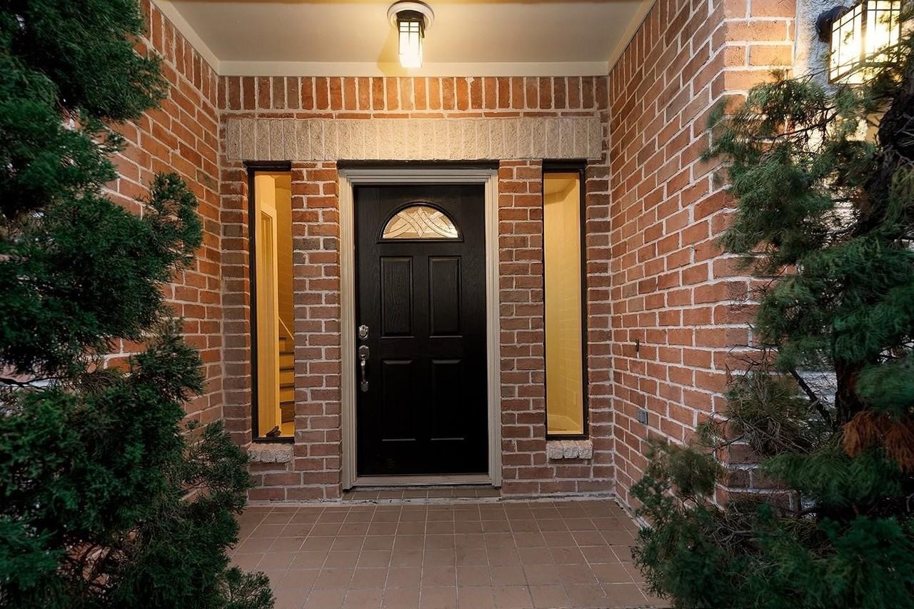 914 W 25th St - Photo 2 of 32