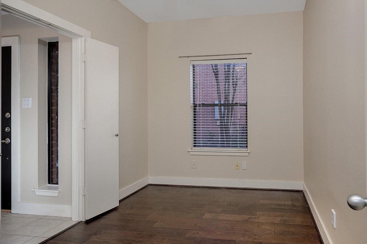 914 W 25th St - Photo 4 of 32