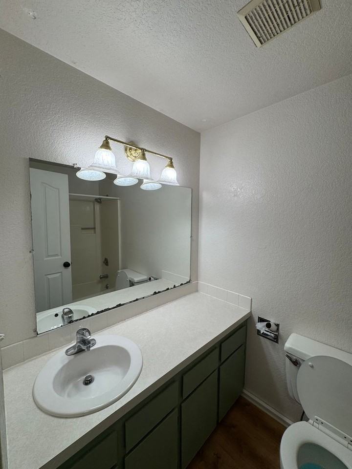 826 Se Sharon Ave - Photo 7 of 10