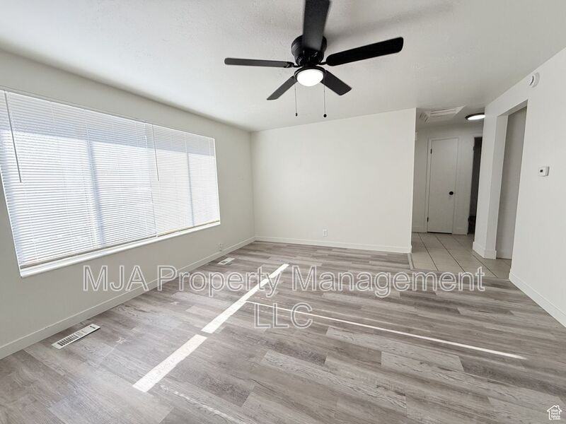 2564 Southeast #A - Photo 2 of 13