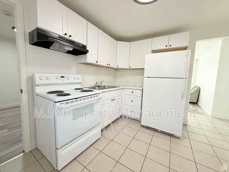 2564 Southeast #A - Photo 3 of 13