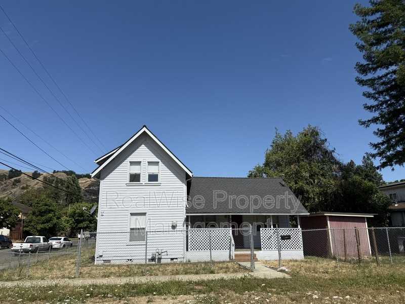 748 Se Parrott St - Photo 2 of 21