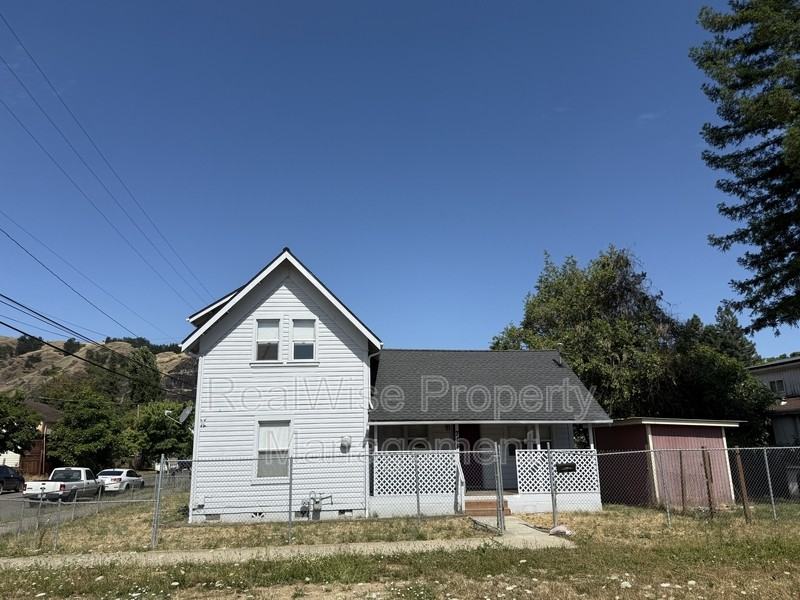 748 Se Parrott St - Photo 3 of 21